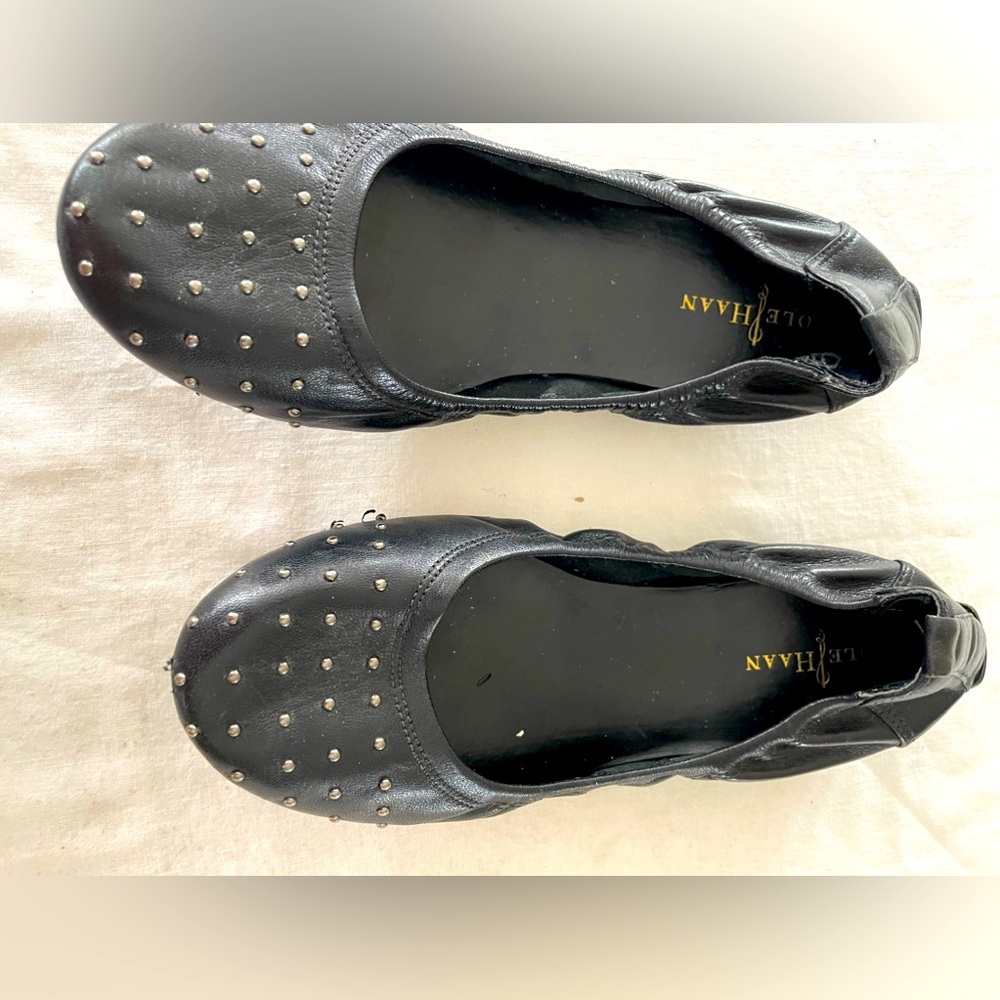 Beautiful Cole Hans flats. Black‎ leather with gold embellishments. Size 6
